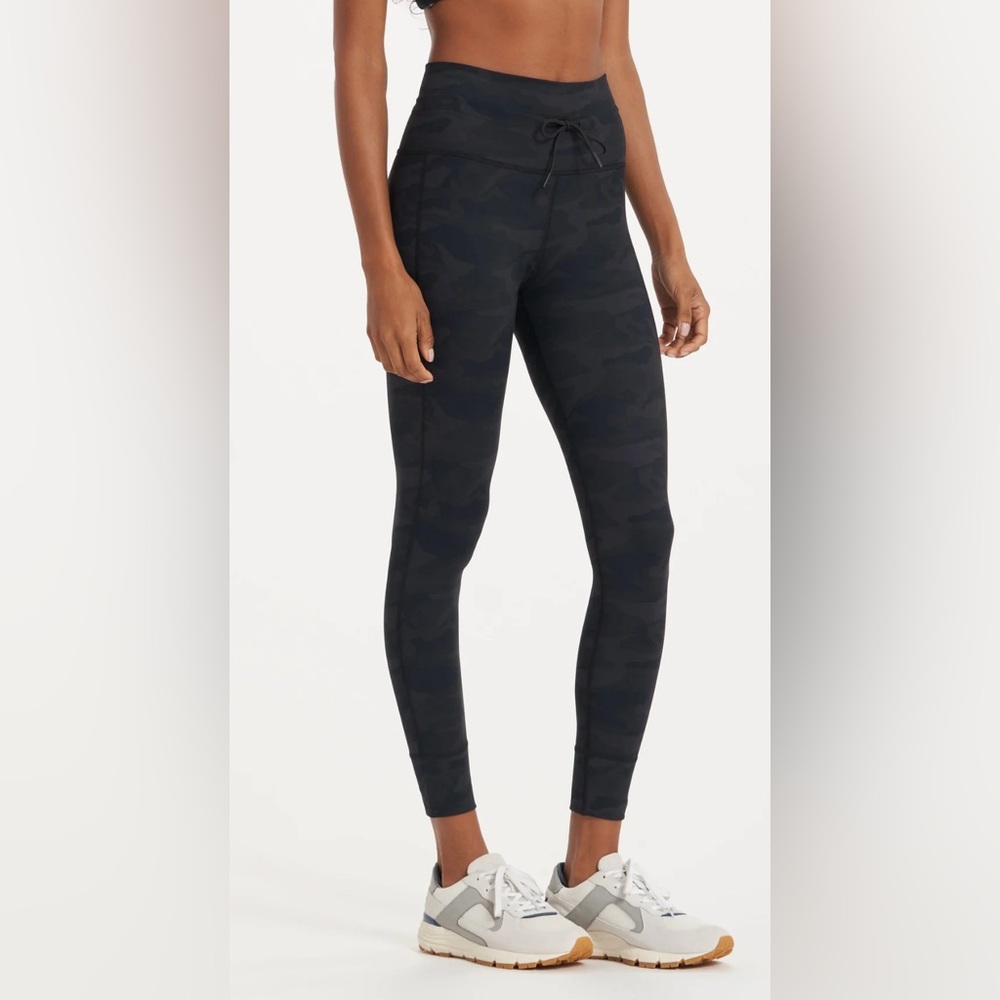 NWT Women’s Vuori x Orangetheory Daily Leggings in Camo Size Small